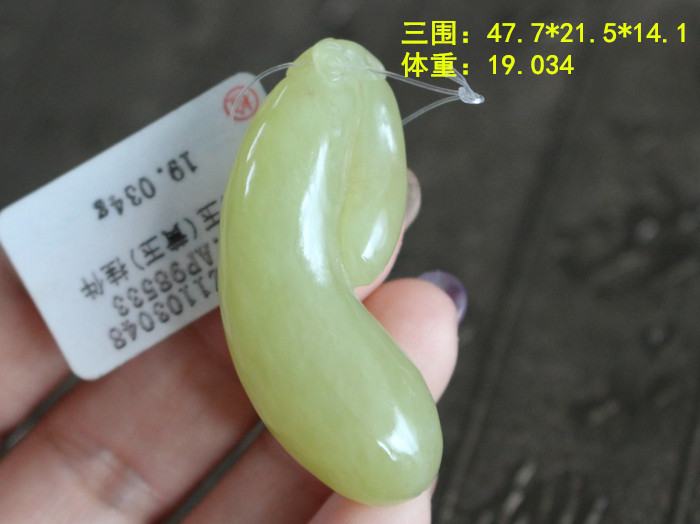 n妥妥的色货和田玉福瓜若羌挂件