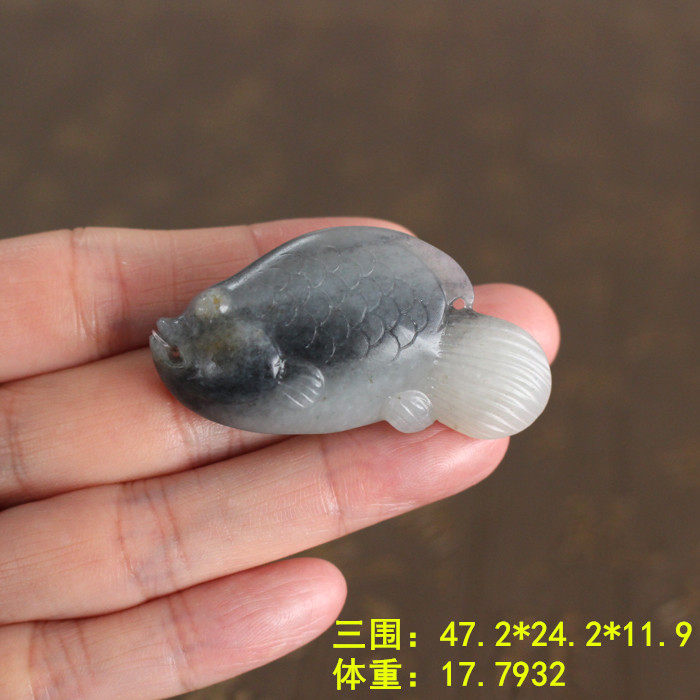 ”黑白分明的青花籽料小鱼儿挂件