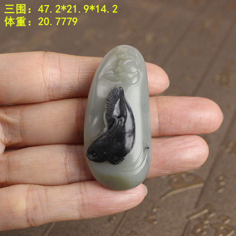 &ldquo;连年有余&rdquo;青花籽料挂件有原皮沙枣青质地青白玉底青花朕&reg;开仓