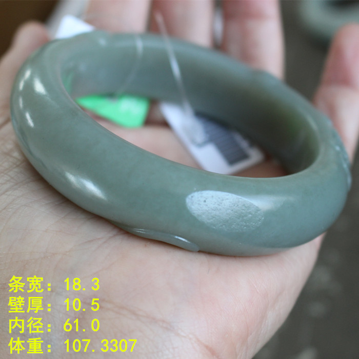 浑厚饱满和田玉青白玉籽料猫镯