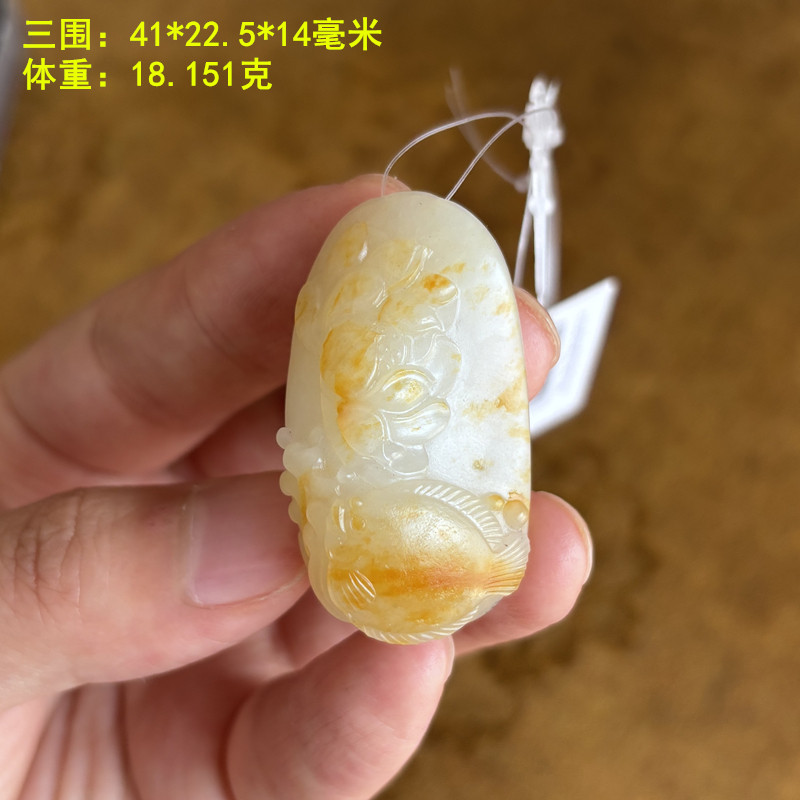 漂亮的金皮白玉籽料连年有余挂件