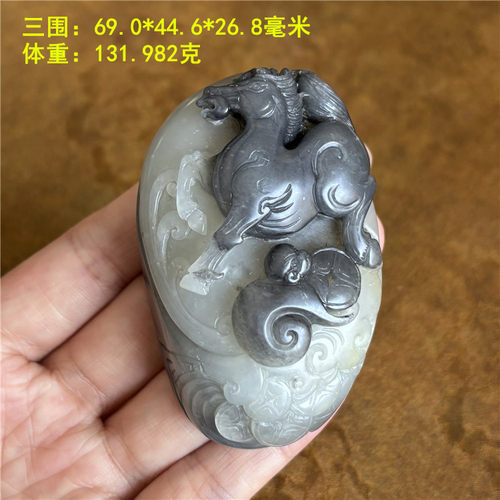 黑白分明的墨玉籽料“马上封侯”