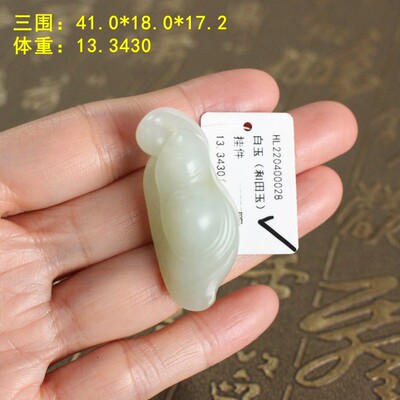 浑厚质感俏翠色白玉籽料挂件朕