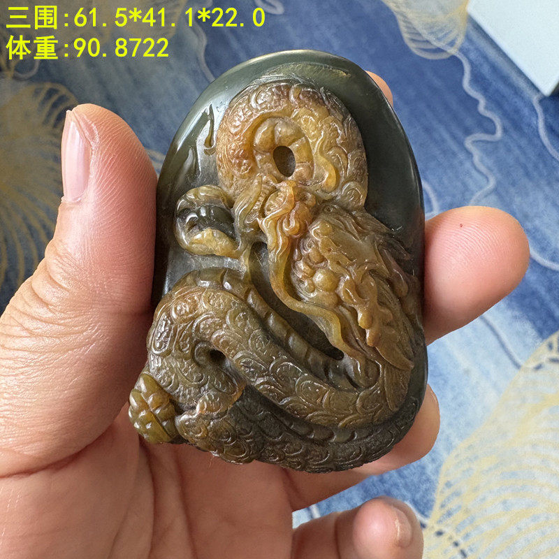 新疆和田玉青玉籽料挂件龙挂件