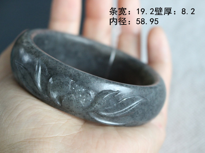 气质荷花镯和田玉雕花墨玉籽料