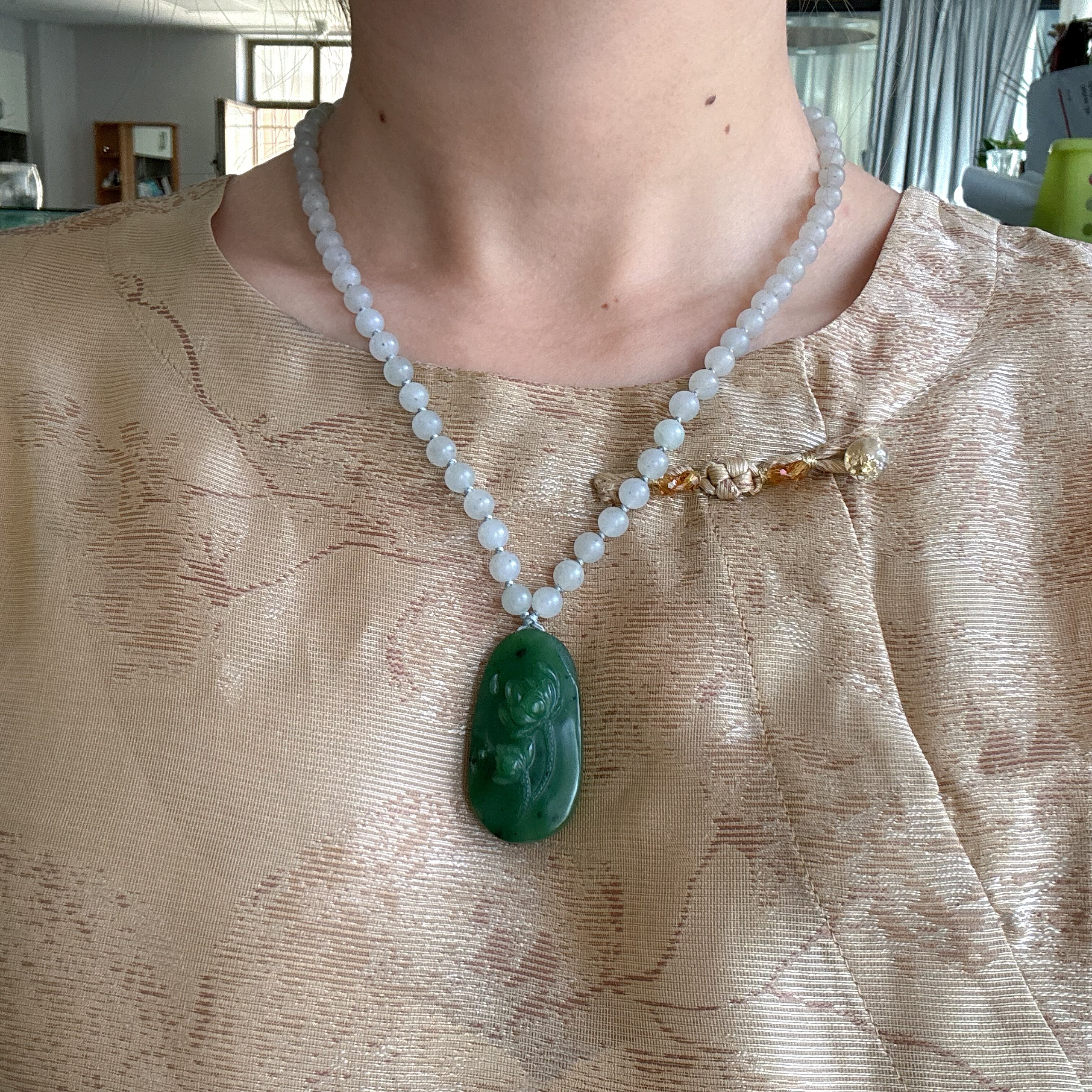 阳绿调碧玉籽料莲花吊坠