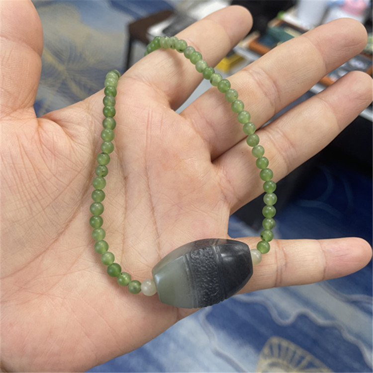 带翠色四色青花籽料挂件送挂绳