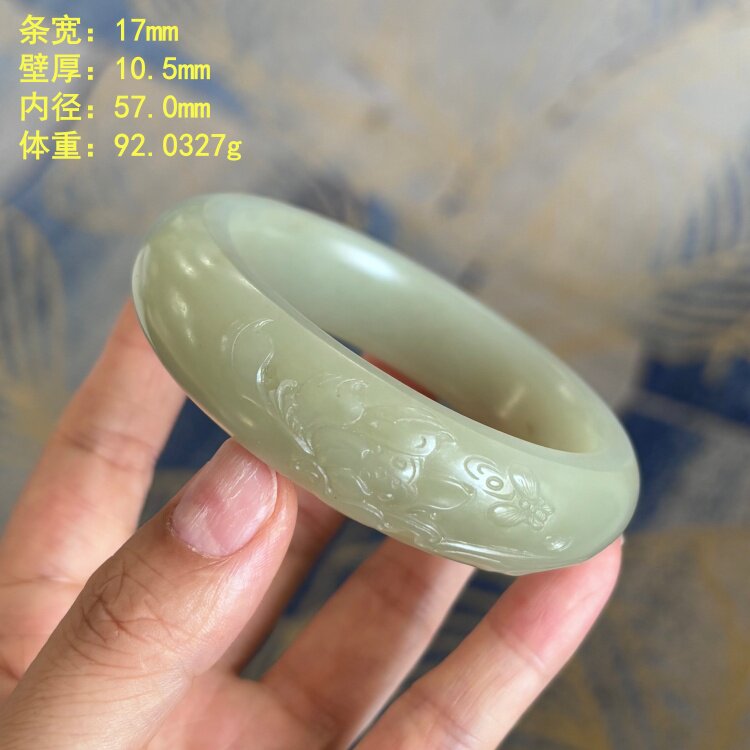 57.0青白玉籽料雕花手镯