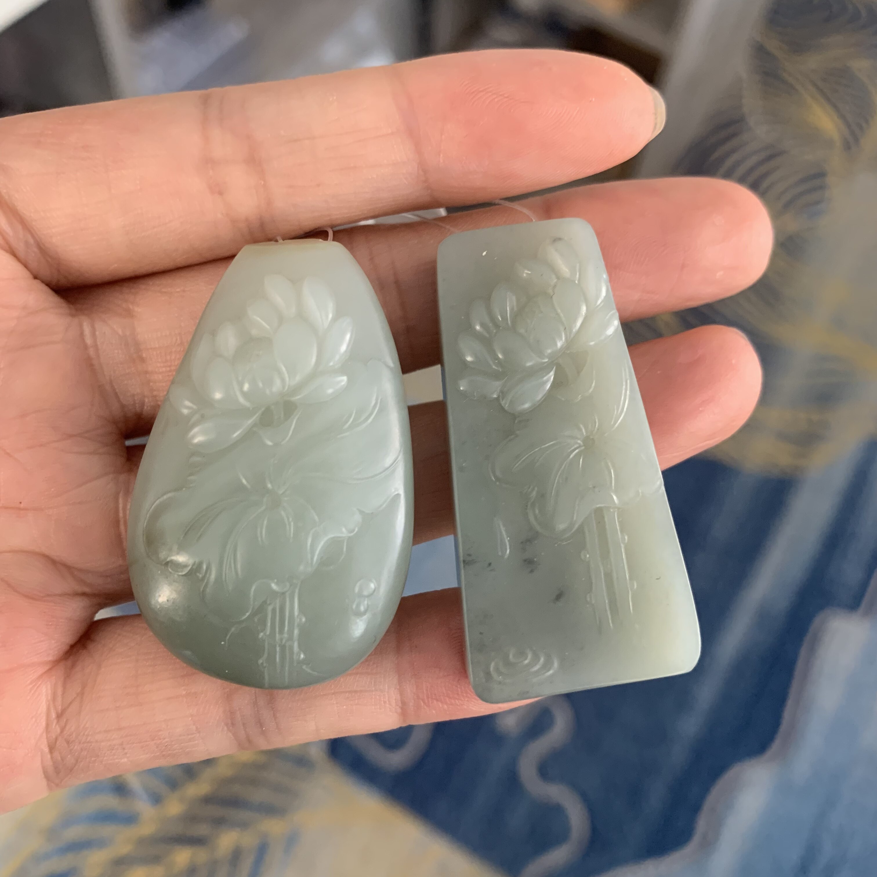 青白玉籽料荷花一对有原皮