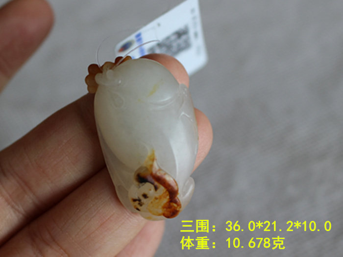 和田玉双色美皮白玉籽料玉坠鱼