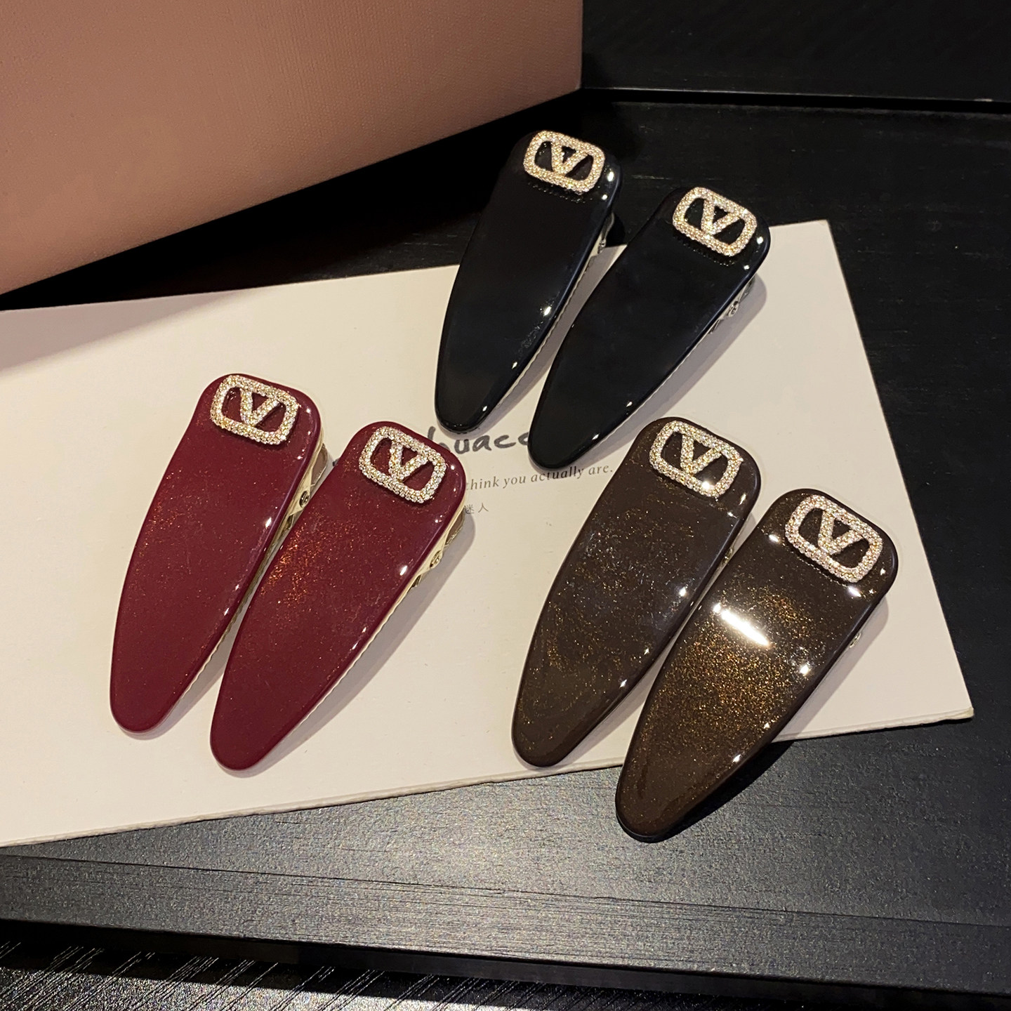 Va字母镂空镶钻高级感刘海夹