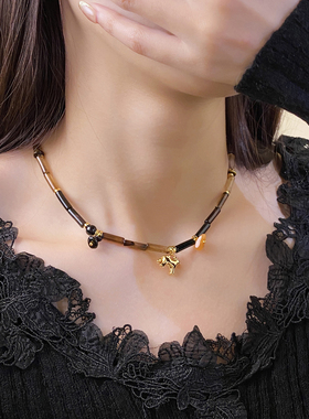 金色小马吊坠秋冬美拉德色系项链女红黑玛瑙竹节串珠锁骨链高级感