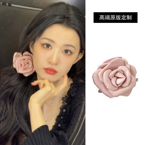 2026时尚楚然同款缎面粉玫瑰花朵抓夹气质甜美感鲨鱼夹半扎发卡