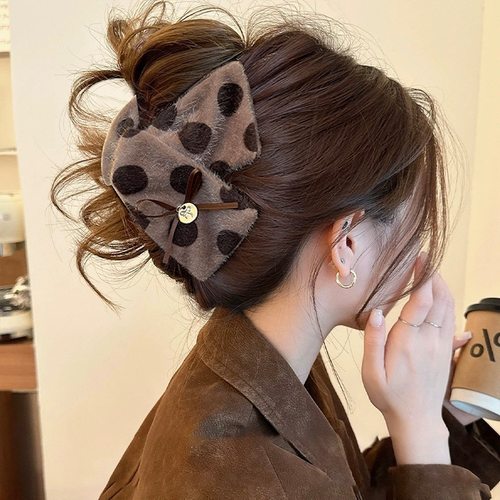 毛绒波点三角抓夹女2025新款感鲨鱼夹大号发夹后脑勺夹子