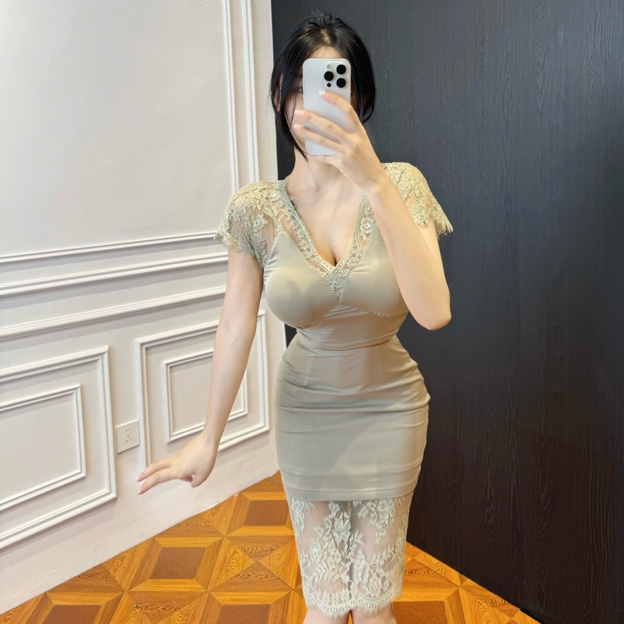 思瑞 莱赛尔松果绿拼接蕾丝V领显胸露背上衣+拼接蕾丝包臀中长裙