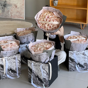 花喜爱网红花束手提袋大理石纹花束包装纸高级感鲜花包装抱抱袋