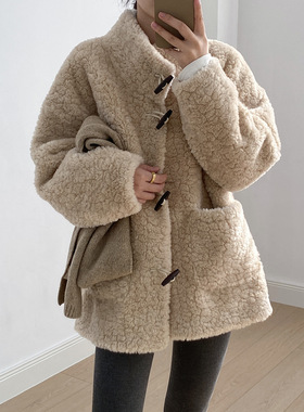 言双 慵懒风牛角扣羊羔毛外套女 冬季设计感立领宽松上衣H7097