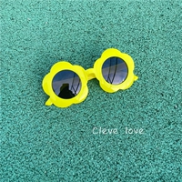 Желтый пятиветный цветок