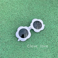 Белый пятилетний цветок