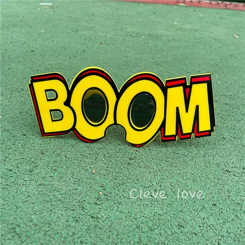 Скульптура песчаника Сяохонгу - это забавная мультипликация преувеличенная большие очки пара фотограф -фотографы солнцезащитные очки на морской вечеринке