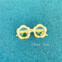 Пять вещественных цветочных желтых кусочков