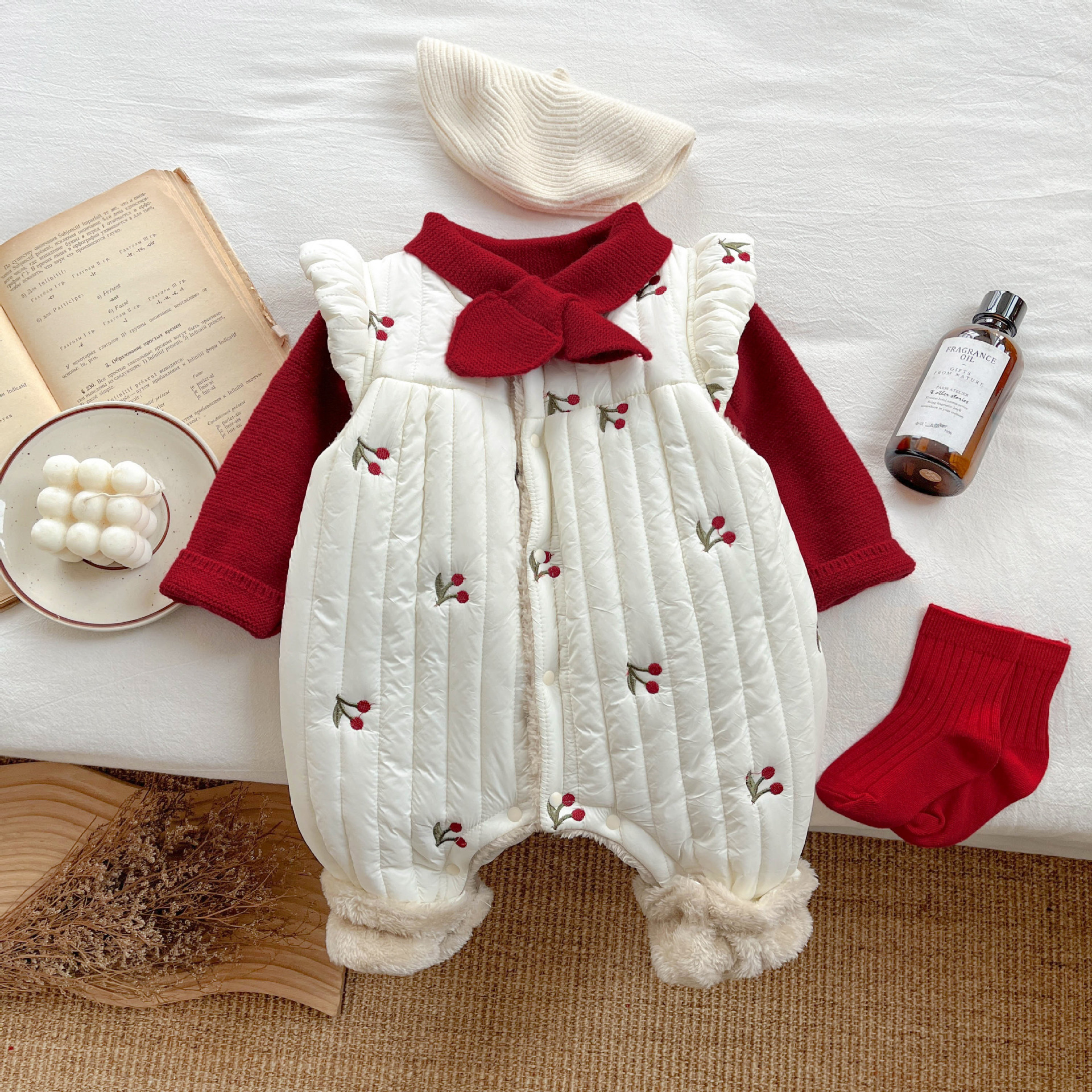 婴儿衣服秋冬装夹棉加绒加厚连体背心可爱女宝宝冬天外出保暖爬服