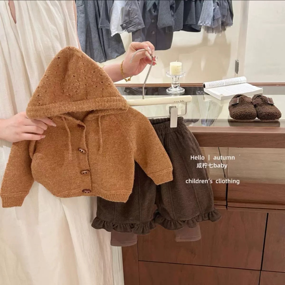 女宝宝秋冬季时髦洋气连帽镂空开衫毛衣加绒木耳花边长裤两件套潮