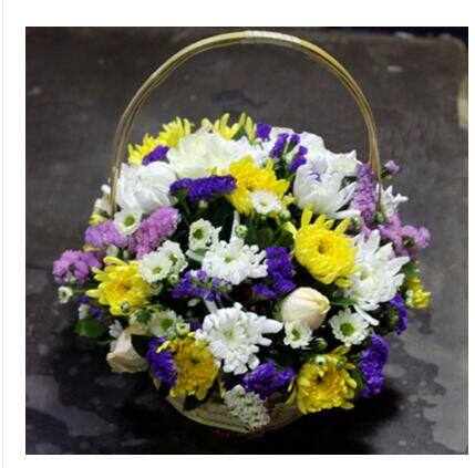 手提小花篮黄白菊花混搭插花地址清明扫墓鲜花悼念葬礼送花纪念花