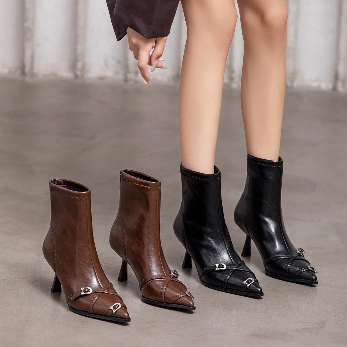 一代佳人2024冬新款时尚金属皮带扣后拉链软皮尖头细跟高跟短靴女