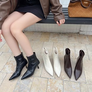 专柜爆款2025冬新款米白色软皮加绒短靴女细跟高跟鞋后拉链瘦瘦靴