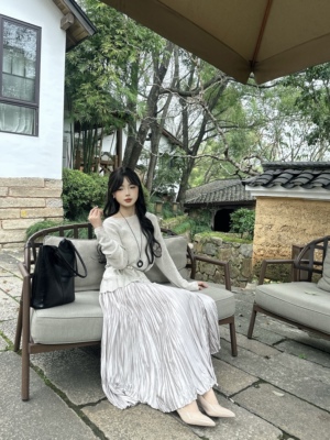 「松间月」优雅气质圆领针织配珍珠腰带上衣女+高腰褶皱半裙套装