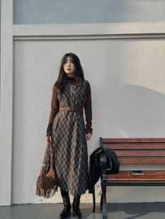 法式复古格子毛呢背心裙女2025秋冬款配腰带显瘦无袖中长款连衣裙