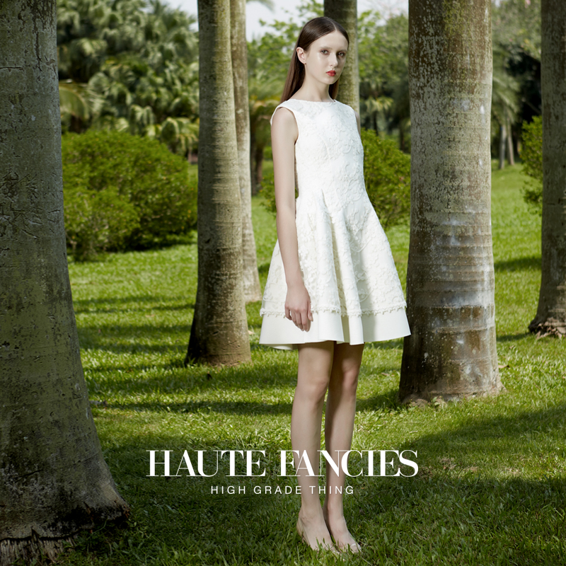 象牙白后构想法式浮雕蕾丝连衣裙