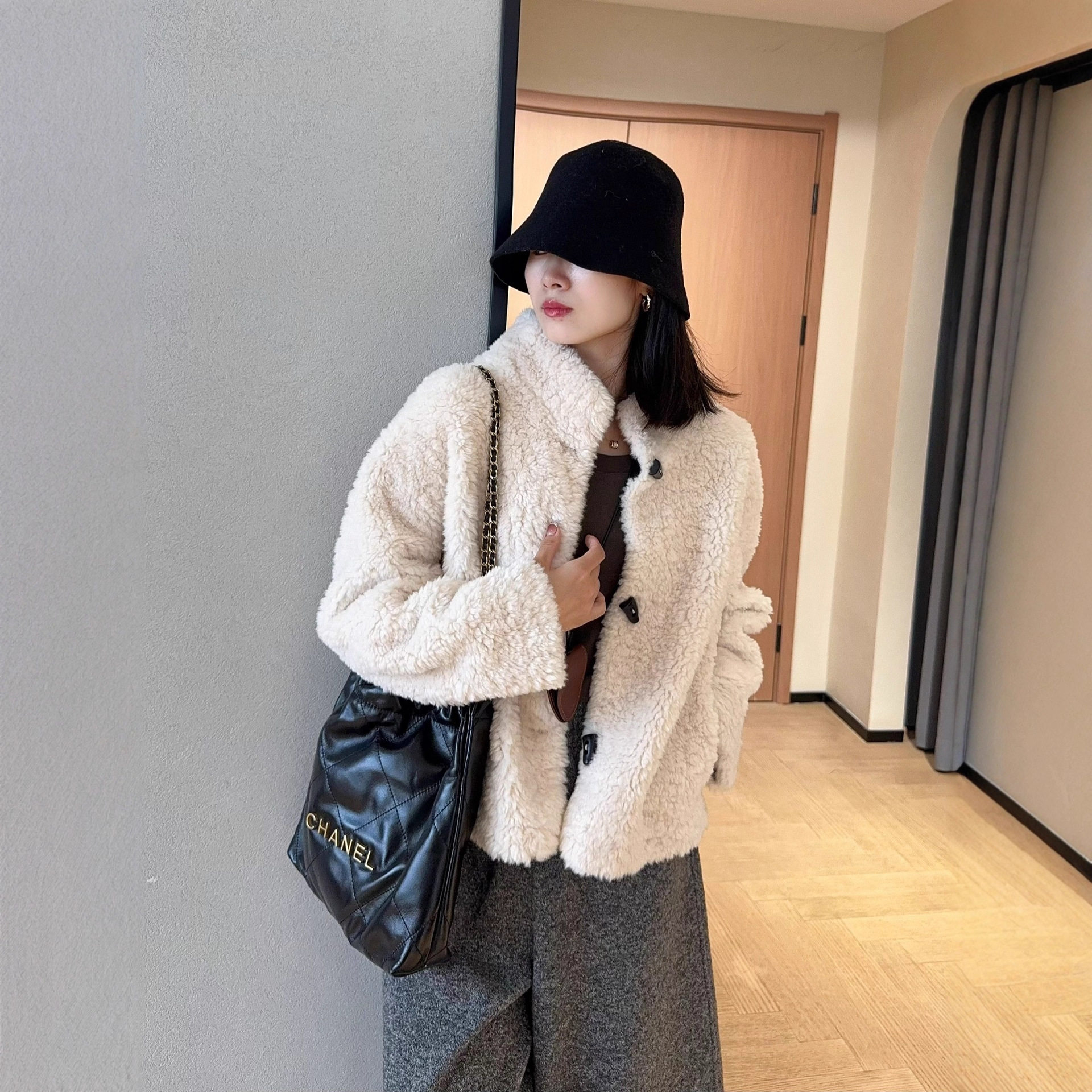 氛围感温暖舒适显瘦牛角扣小立领短款羊羔毛外套女秋冬新G110619