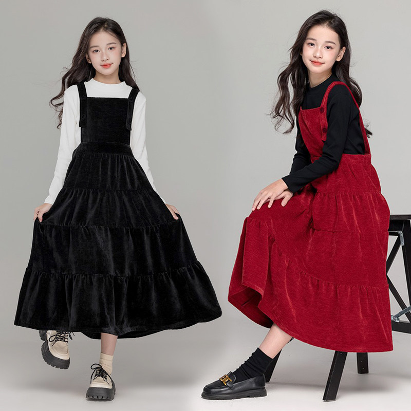 女童连衣裙秋冬新款2025中大童加绒背带裙雪尼尔红色新年蛋糕长裙