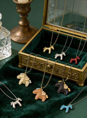 复古气质本命年小马项链饰品小众设计感毛衣链轻奢感项饰