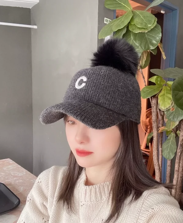 韩国东大门代购秋冬时尚羊毛混纺厚实毛球遮阳显脸小棒球帽鸭舌帽