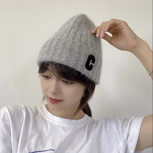 韩版秋冬新字母C毛线帽尖顶女韩国代购时尚保暖护耳羊兔毛针织帽