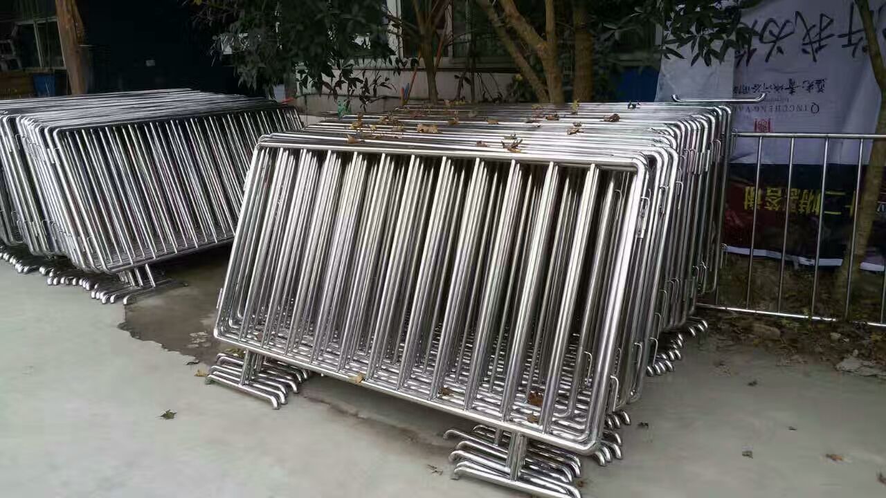 成都金美桌椅租赁 提供成都铁马出租，铁马围栏摆放，隔离带租赁