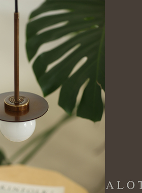 黄铜时代 精灵之眼SpriteSight简约风格亮光奶白玻璃球吊灯