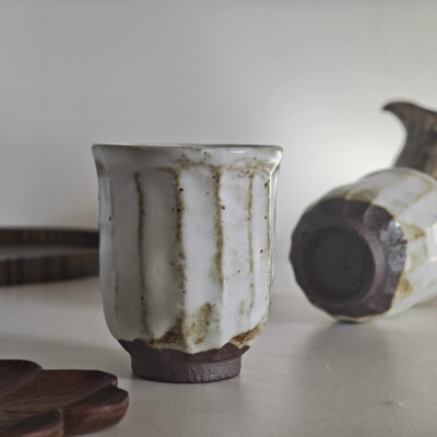 陶泥可亲。侘寂风 手作粗陶 高温烧制 手握杯