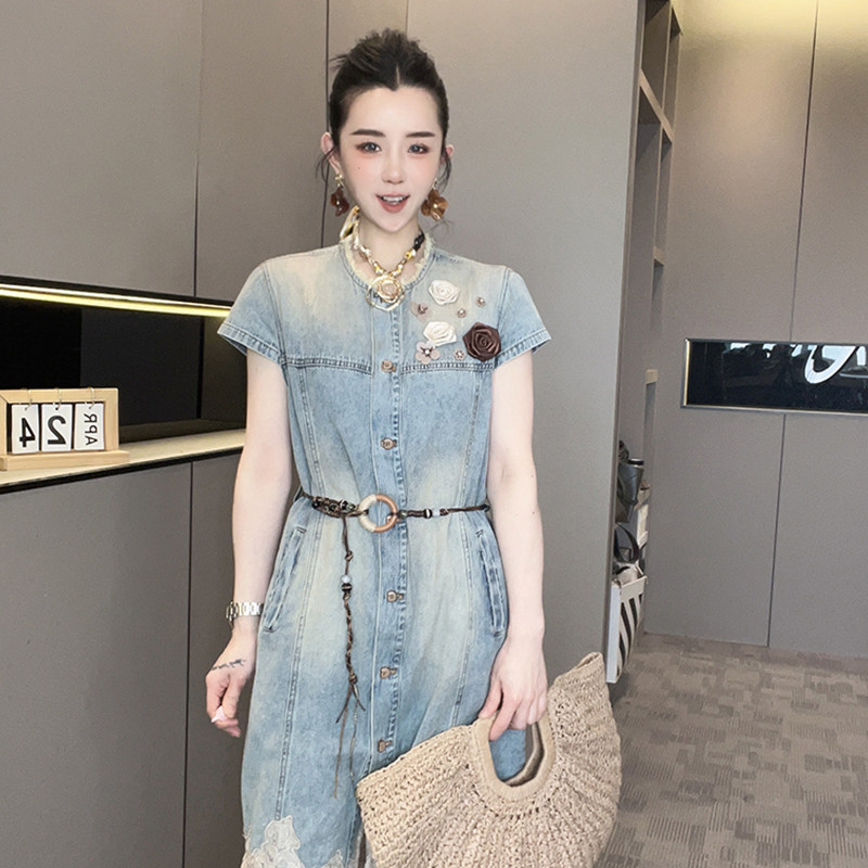 牛仔连衣裙女2026夏季新款时尚撞色拼接花朵单排扣牛仔裙圆领裙子