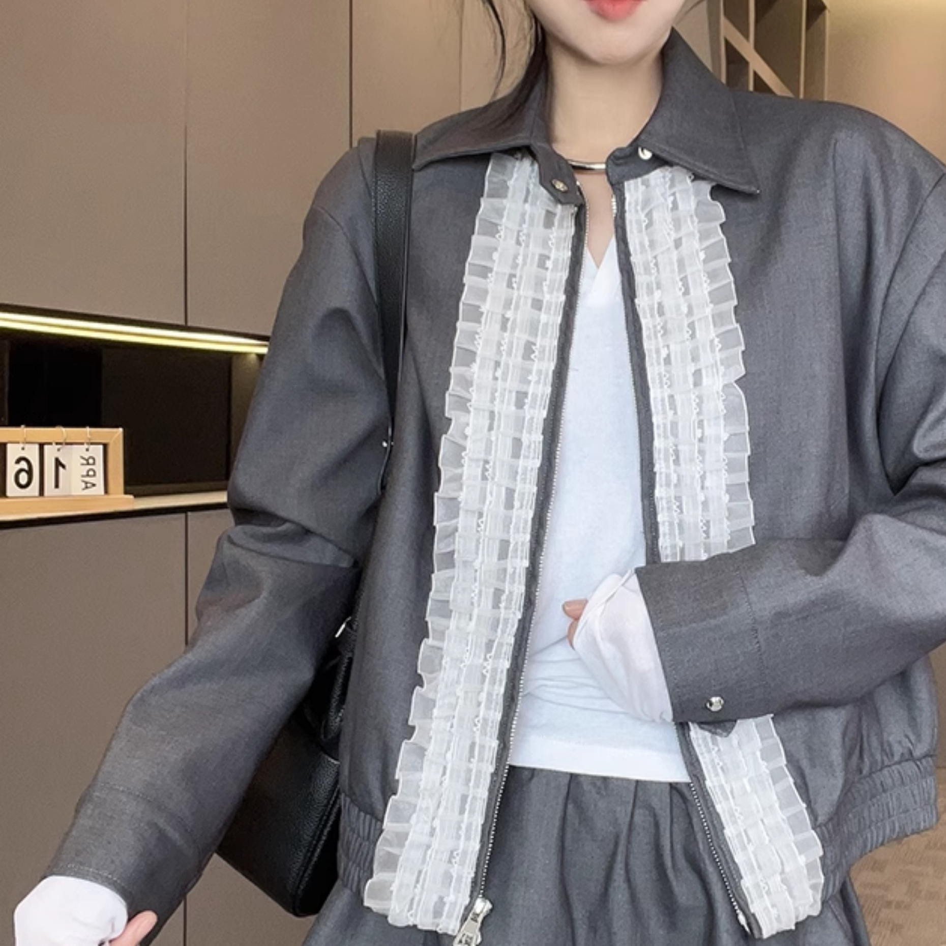 长袖外套女2025秋季新款欧洲站设计感拼接网纱花边翻领拉链上衣