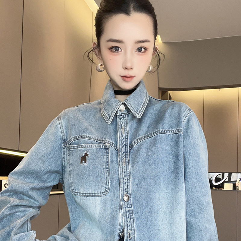 牛仔衬衫女2026冬季新款拼接卡通小马翻领单排扣衬衣宽松长袖上衣