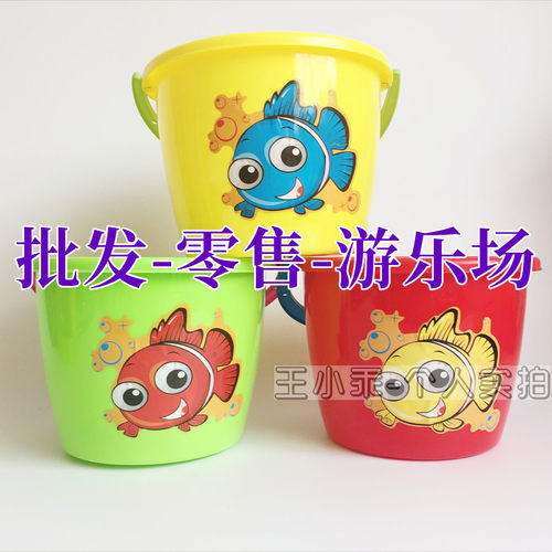 直销批量发儿童手提水洗笔桶塑料钓鱼桶玩沙土装水游乐场沙池水池 - 封面