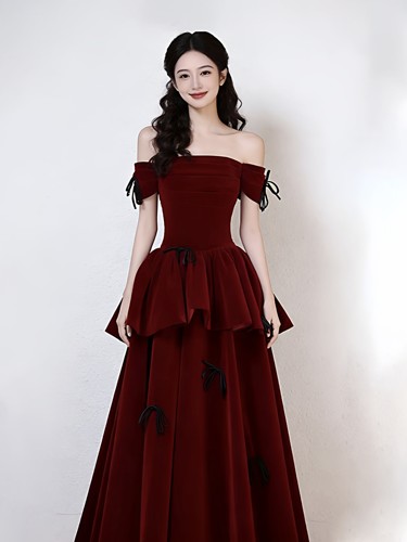甜美一字肩酒红丝绒绑带晚礼服