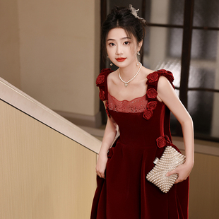 酒红色绒面吊带新娘敬酒服2025新款 显瘦秋 订婚回门花朵晚礼服长款
