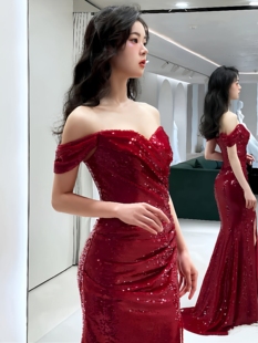 鱼尾敬酒服新娘酒红色开叉订婚礼服连衣裙亮片一字肩主持人高级感