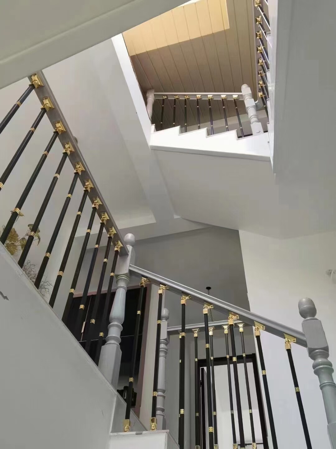 新款楼梯扶手家用实木栏杆室内围栏别墅自建房楼梯扶手现代轻直销