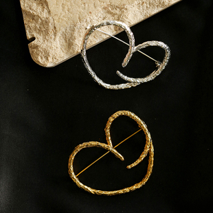 JEWELRY 小众设计极简风大爱心胸针女ins百搭心形外套胸花别针